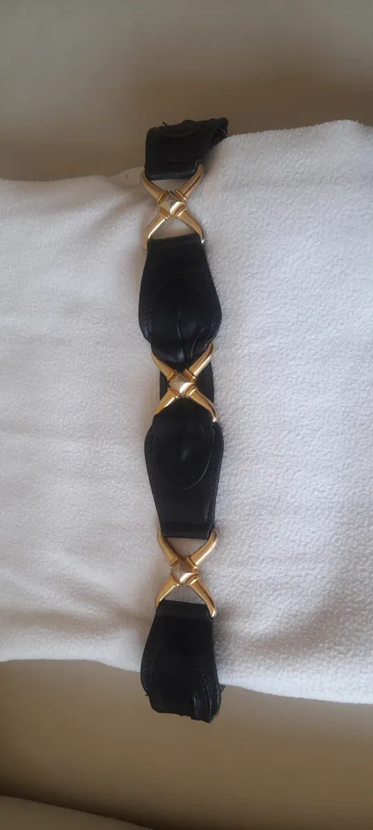 Cinturón de piel negro con detalles dorados