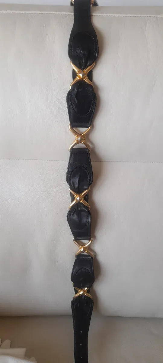 Cinturón de piel negro con detalles dorados