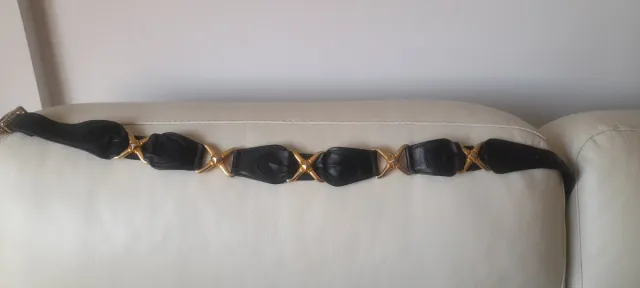 Cinturón de piel negro con detalles dorados