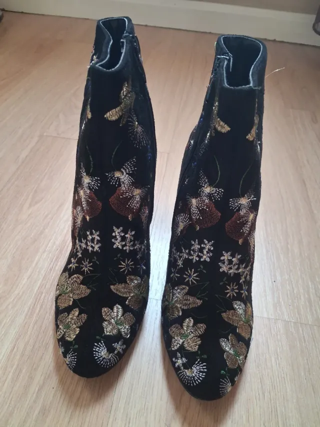 Botines negros bordados tacón