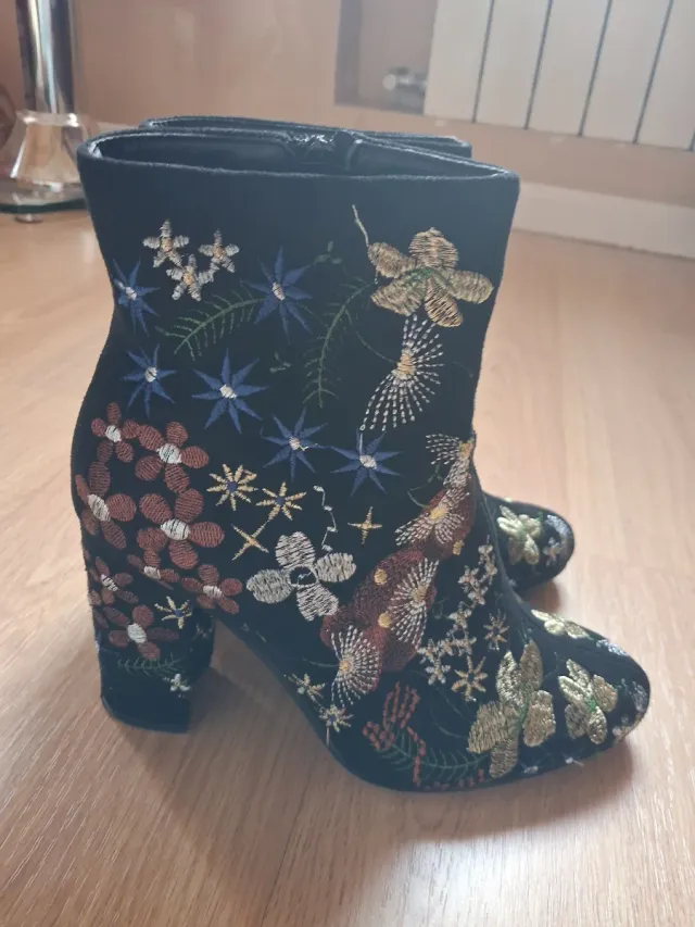 Botines negros bordados tacón