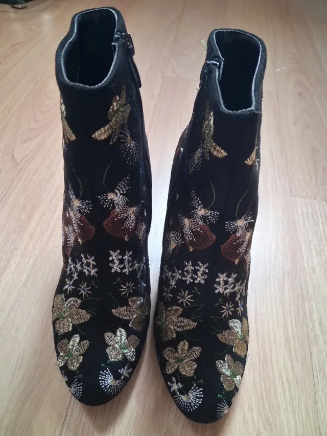 Botines negros bordados tacón