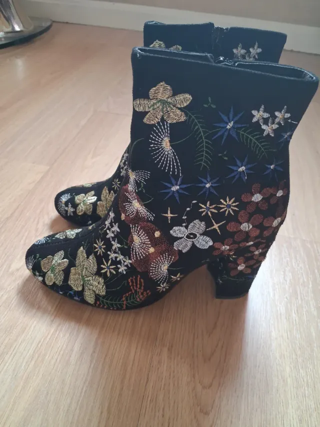 Botines negros bordados tacón