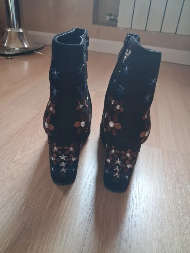 Botines negros bordados tacón