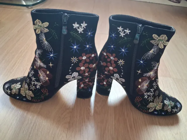 Botines negros bordados tacón