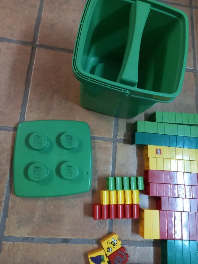 Cubo y piezas LEGO