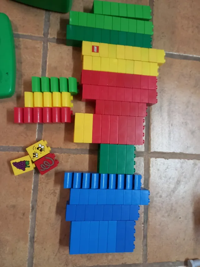 Cubo y piezas LEGO