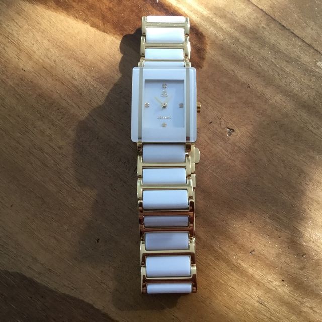Reloj rectangular, de cerámica y metal dorado