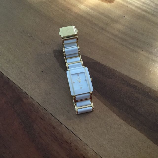 Reloj rectangular, de cerámica y metal dorado
