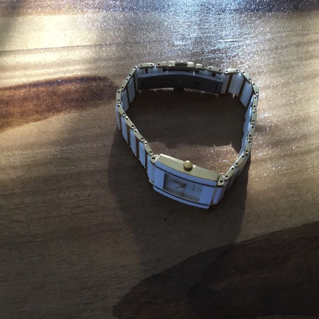 Reloj rectangular, de cerámica y metal dorado