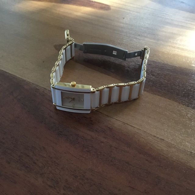 Reloj rectangular, de cerámica y metal dorado