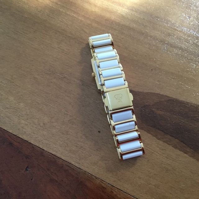 Reloj rectangular, de cerámica y metal dorado