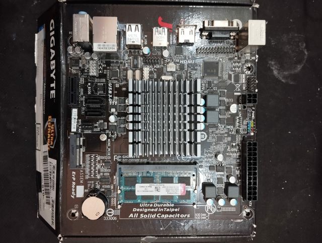 GIGABYTE J1800N CON RAM