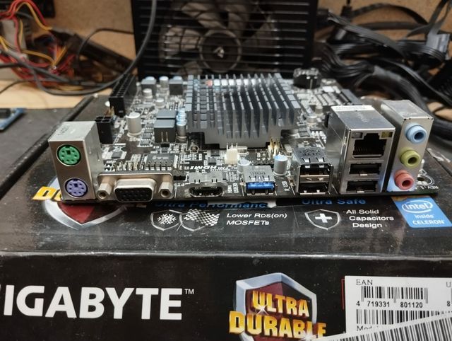 GIGABYTE J1800N CON RAM