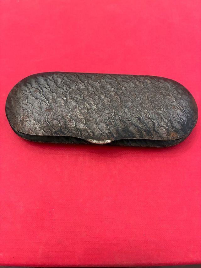 Funda de gafas antigua con gafas