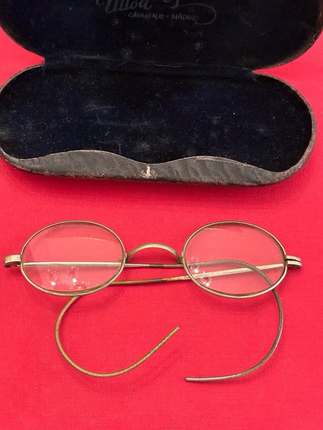 Funda de gafas antigua con gafas