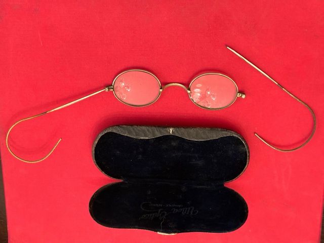 Funda de gafas antigua con gafas