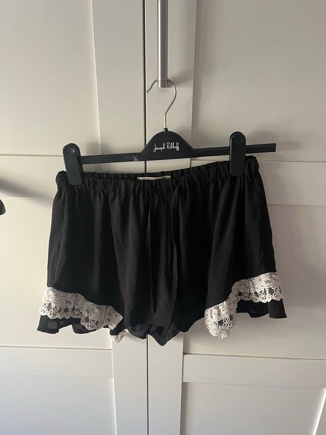 Shorts negros Poete con encaje blanco