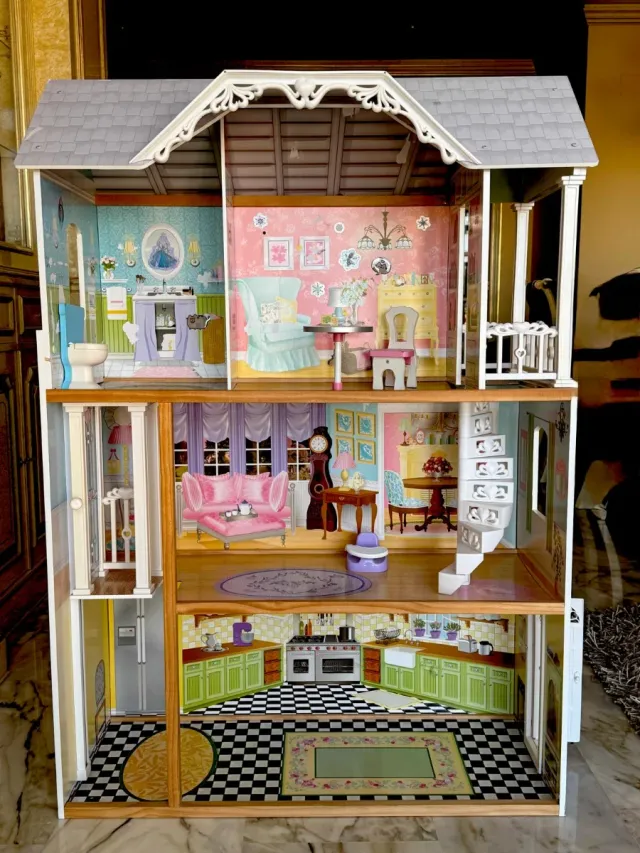 Casa de muñecas de madera con ascensor manual.