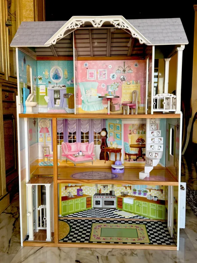 Casa de muñecas de madera con ascensor manual.