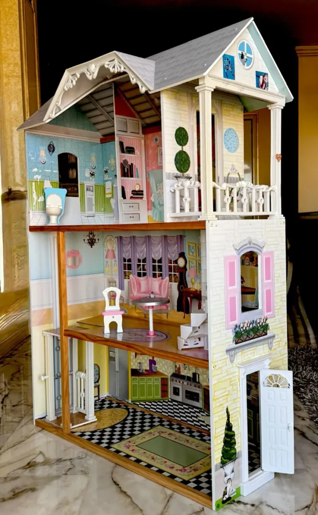 Casa de muñecas de madera con ascensor manual.