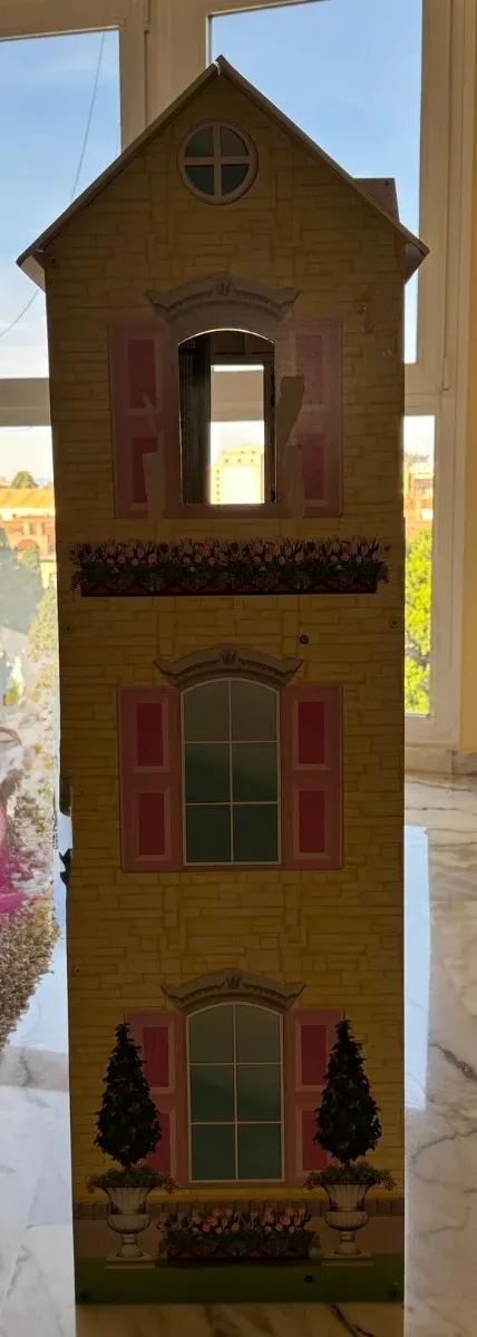 Casa de muñecas de madera con ascensor manual.