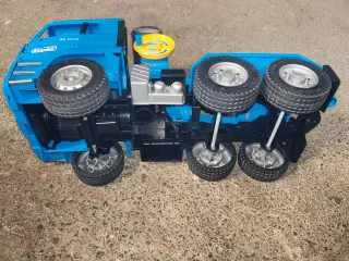 Camioncino giocattolo blu