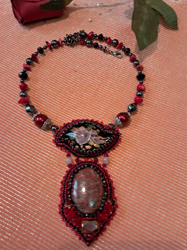 Collar artesanal con piedra jaspe y flor, corales