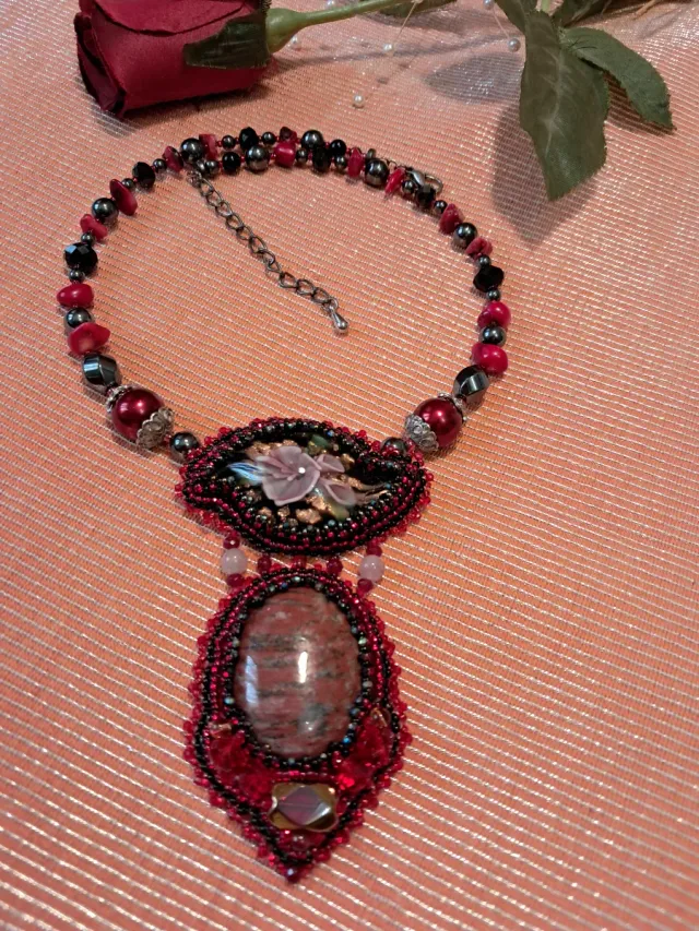 Collar artesanal con piedra jaspe y flor, corales