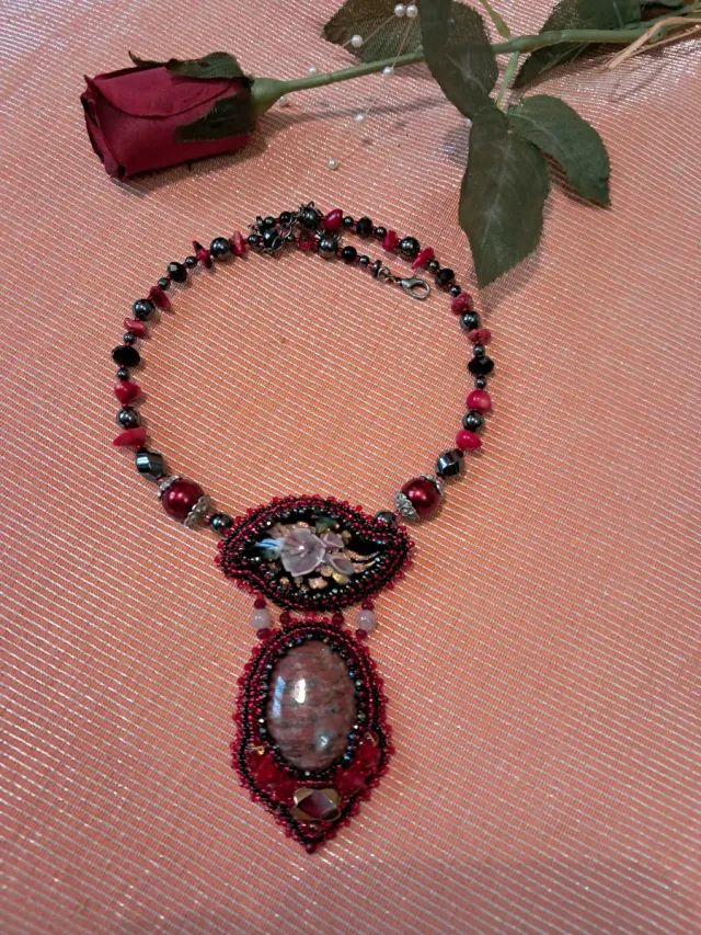 Collar artesanal con piedra jaspe y flor, corales