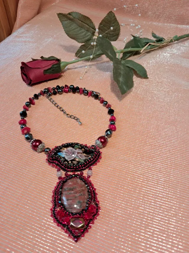 Collar artesanal con piedra jaspe y flor, corales