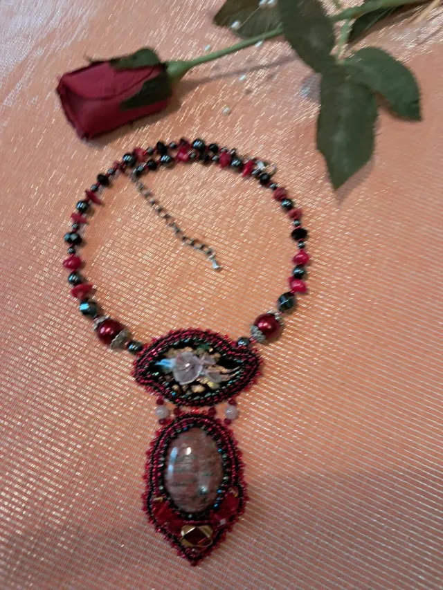 Collar artesanal con piedra jaspe y flor, corales