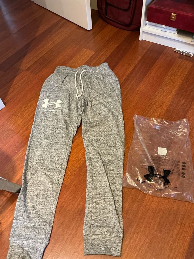 Pantalón chándal Under Armour gris