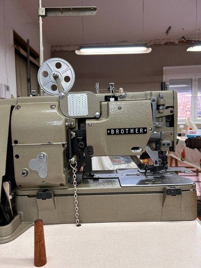 Máquina Ojales Industrial Brother