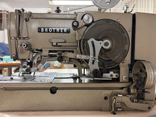 Máquina Ojales Industrial Brother