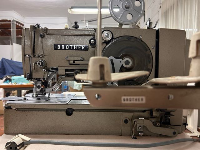 Máquina Ojales Industrial Brother