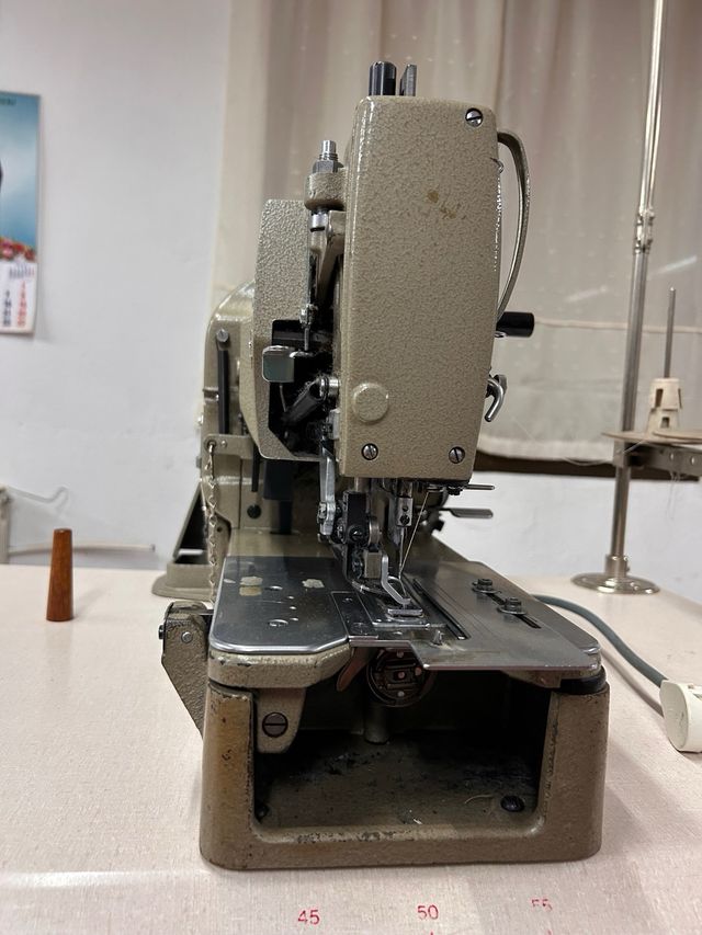 Máquina Ojales Industrial Brother
