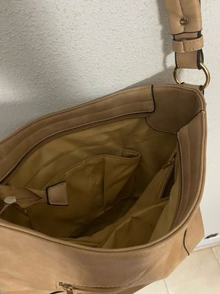 Bolso beige con detalles dorados