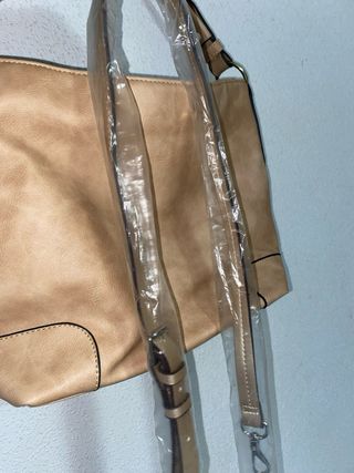Bolso beige con detalles dorados