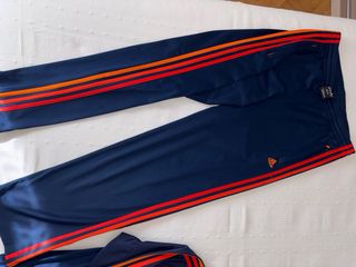 Chándal Adidas azul y naranja