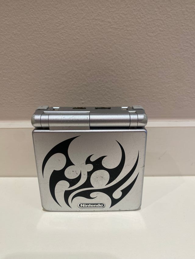 Game Boy Advance SP Tribal Plateado
