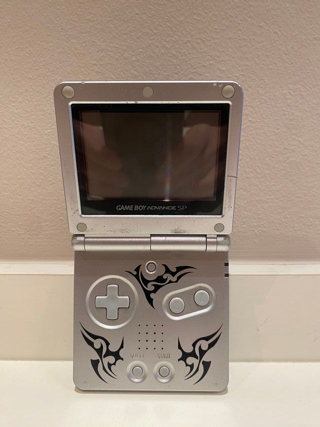 Game Boy Advance SP Tribal Plateado