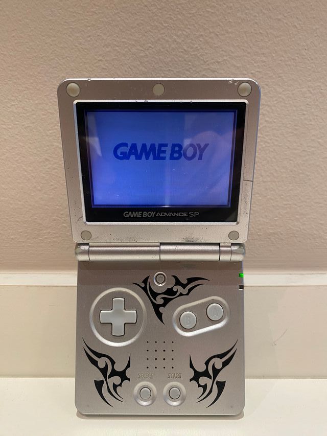 Game Boy Advance SP Tribal Plateado