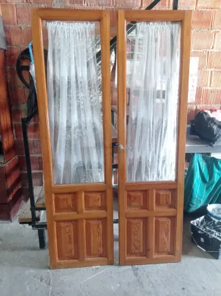 Puertas de madera con cristal y cortinas