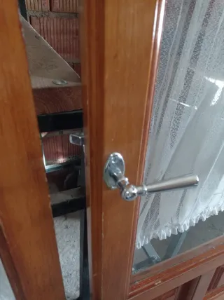 Puertas de madera con cristal y cortinas