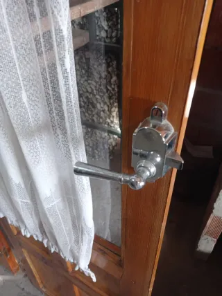 Puertas de madera con cristal y cortinas