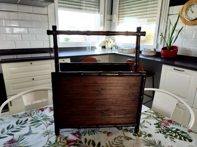 Revistero de bambú y madera
