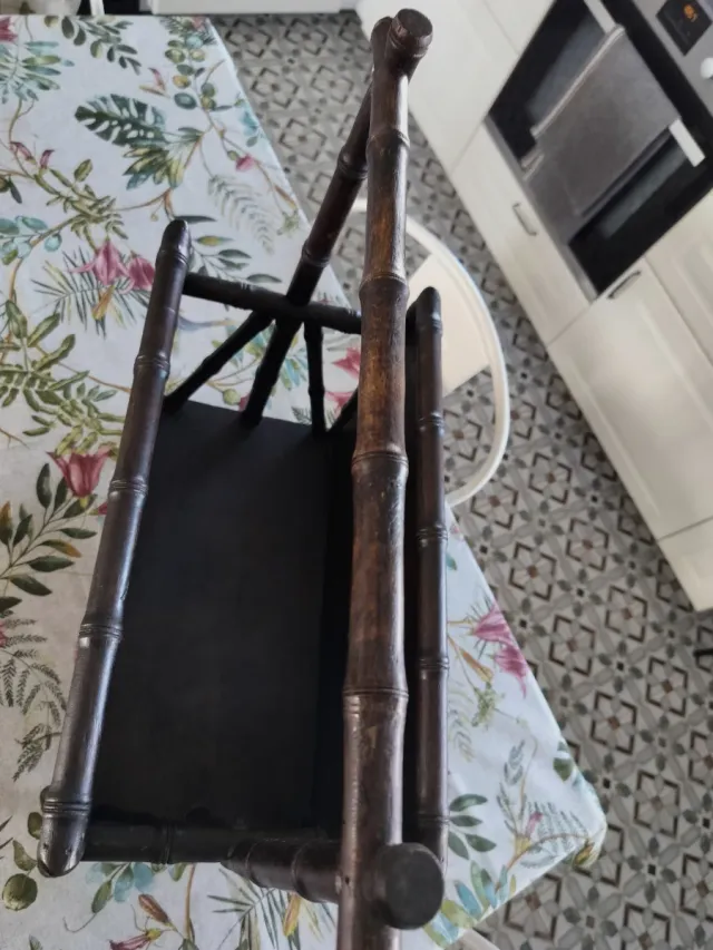 Revistero de bambú y madera
