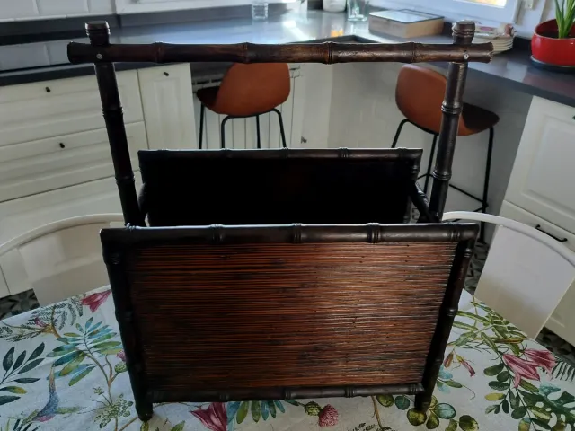 Revistero de bambú y madera