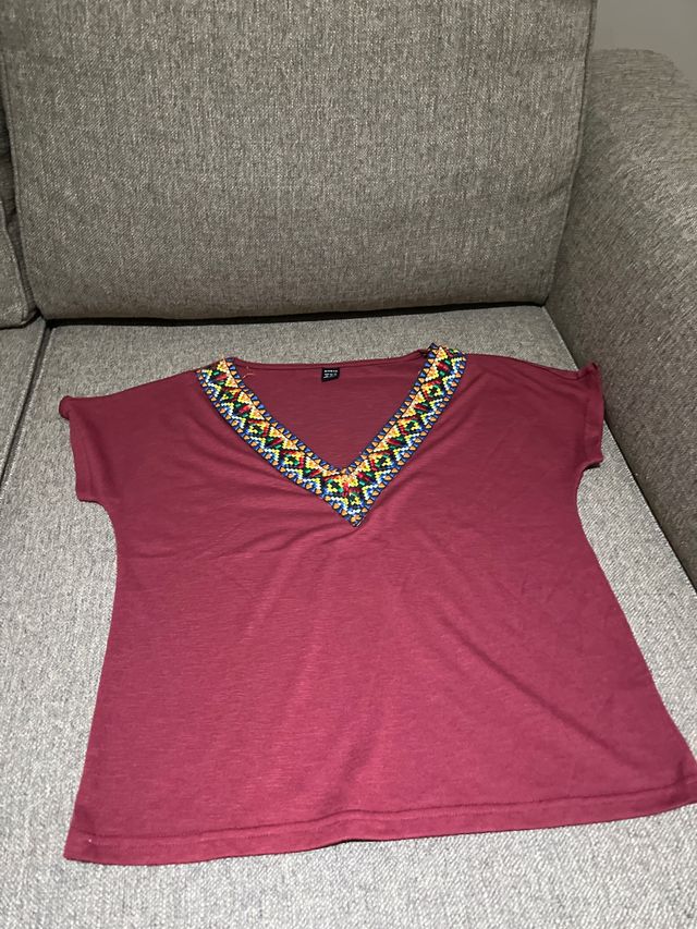 Camiseta mujer V con bordado étnico